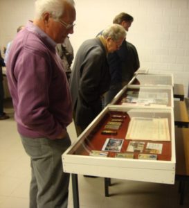 Gedenkwaardigheden van beider commando's werden tentoongesteld in het Parochiecentrum.